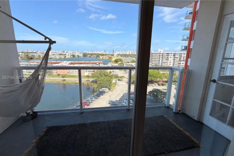 Снять в аренду кондоминиум в Майами, Флорида 1 спальня, 79.99м2, № 2067981 - фото 18