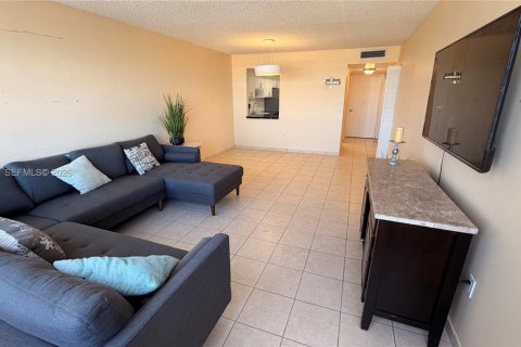 Снять в аренду кондоминиум в Майами, Флорида 1 спальня, 79.99м2, № 2067981 - фото 3