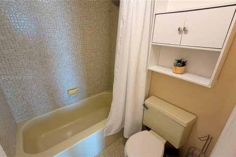 Снять в аренду кондоминиум в Майами, Флорида 1 спальня, 79.99м2, № 2067981 - фото 11