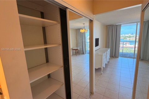 Снять в аренду кондоминиум в Майами, Флорида 1 спальня, 79.99м2, № 2067981 - фото 13
