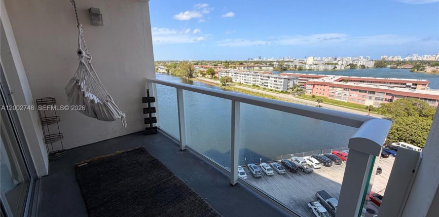 Кондоминиум с 1 спальней в Майами, Флорида № 2067981