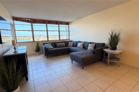 Снять в аренду кондоминиум в Майами, Флорида 1 спальня, 79.99м2, № 2067981 - фото 2