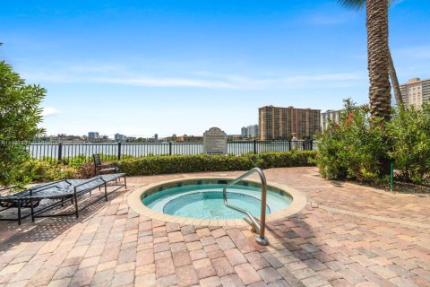 Copropriété à vendre à Sunny Isles Beach, Floride: 2 chambres, 84.26 m2 № 1454603 - photo 15