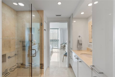 Condo in Miami, Florida, 1 bedroom  № 1888909 - photo 5