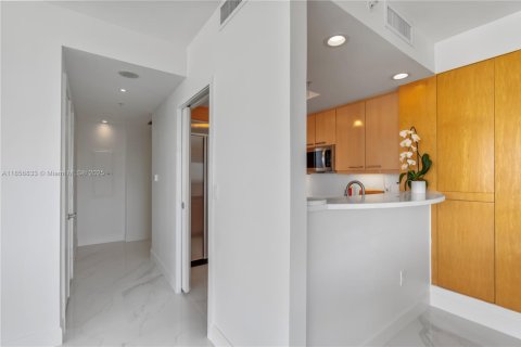 Condo in Miami, Florida, 1 bedroom  № 1888909 - photo 22