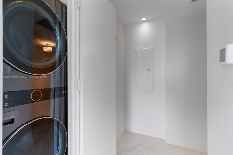 Condo in Miami, Florida, 1 bedroom  № 1888909 - photo 7