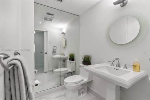 Condo in Miami, Florida, 1 bedroom  № 1888909 - photo 30