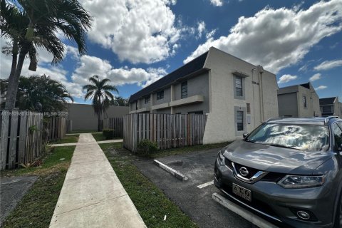 Townhouse in Lauderhill, Florida 2 bedrooms, 94.76 sq.m. № 1877571 - photo 1