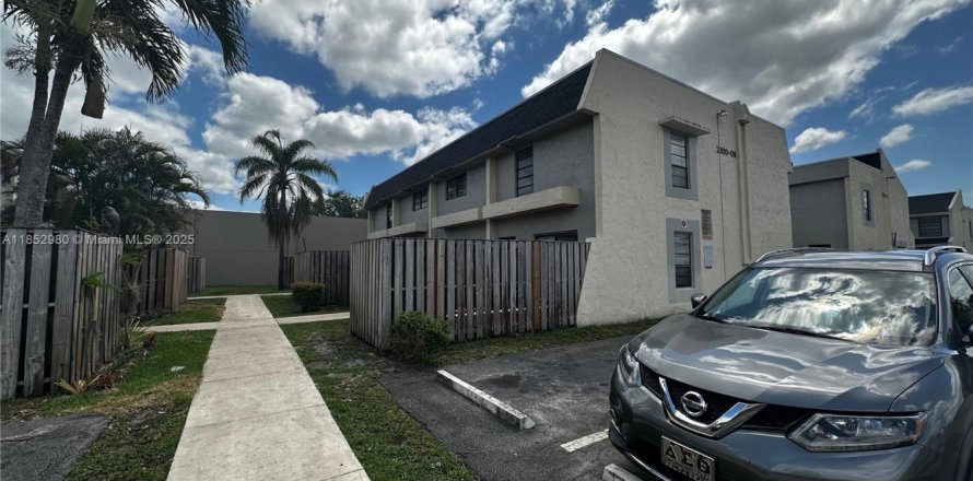 Townhouse in Lauderhill, Florida 2 bedrooms, 94.76 sq.m. № 1877571