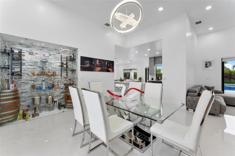 Villa ou maison à vendre à Miami, Floride: 4 chambres, 219.62 m2 № 2007306 - photo 7