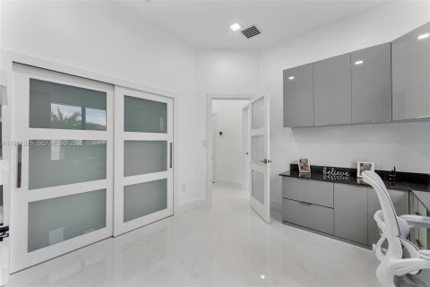 Villa ou maison à vendre à Miami, Floride: 4 chambres, 219.62 m2 № 2007306 - photo 25