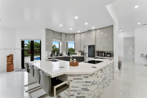 Villa ou maison à vendre à Miami, Floride: 4 chambres, 219.62 m2 № 2007306 - photo 11