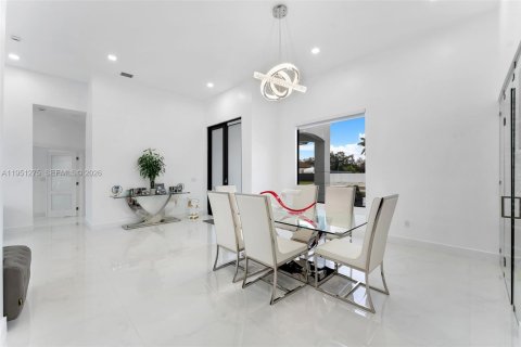 Villa ou maison à vendre à Miami, Floride: 4 chambres, 219.62 m2 № 2007306 - photo 4