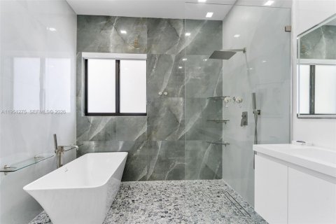 Villa ou maison à vendre à Miami, Floride: 4 chambres, 219.62 m2 № 2007306 - photo 20