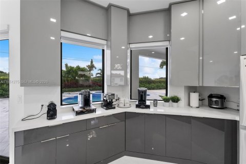 Villa ou maison à vendre à Miami, Floride: 4 chambres, 219.62 m2 № 2007306 - photo 8