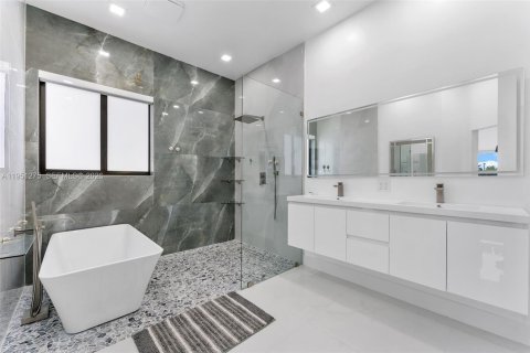 Villa ou maison à vendre à Miami, Floride: 4 chambres, 219.62 m2 № 2007306 - photo 21