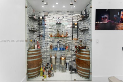 Villa ou maison à vendre à Miami, Floride: 4 chambres, 219.62 m2 № 2007306 - photo 13