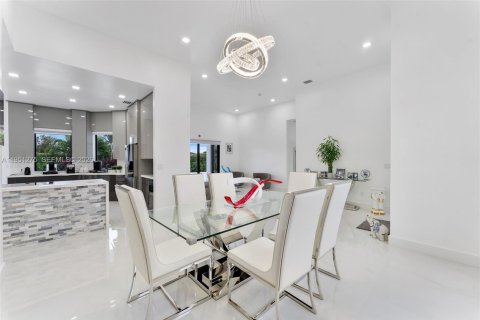 Villa ou maison à vendre à Miami, Floride: 4 chambres, 219.62 m2 № 2007306 - photo 12