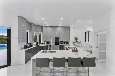 Villa ou maison à vendre à Miami, Floride: 4 chambres, 219.62 m2 № 2007306 - photo 14