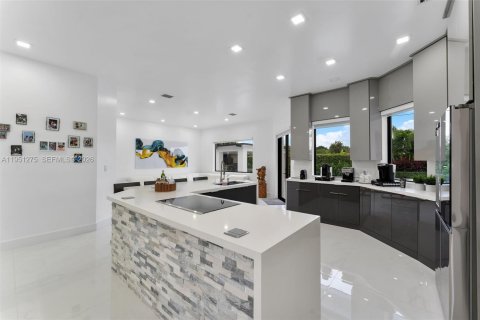 Villa ou maison à vendre à Miami, Floride: 4 chambres, 219.62 m2 № 2007306 - photo 10