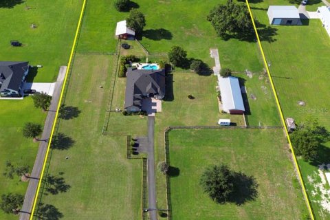 House in Auburndale, Florida 4 bedrooms, 360 sq.m. № 1912217 - photo 3