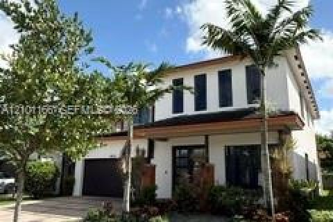 House in Miami Lakes, Florida 4 bedrooms, 264.49 sq.m. № 2401353