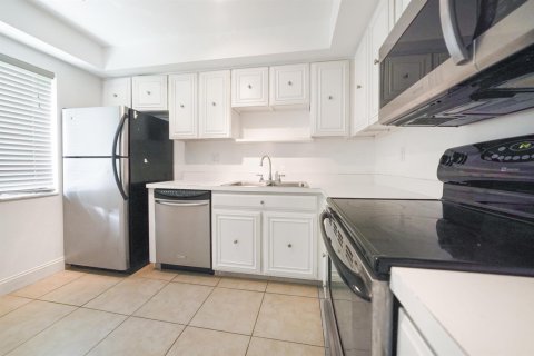 Condo in West Palm Beach, Florida, 2 bedrooms № 2262743 - photo 6