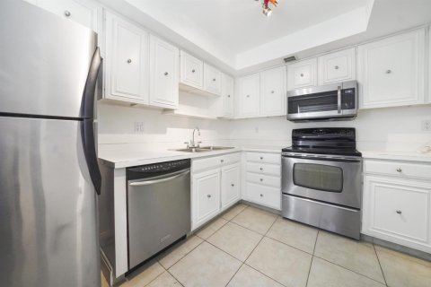 Condo in West Palm Beach, Florida, 2 bedrooms № 2262743 - photo 5