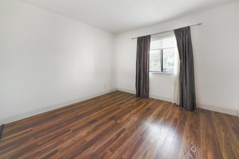 Condo in West Palm Beach, Florida, 2 bedrooms № 2262743 - photo 10
