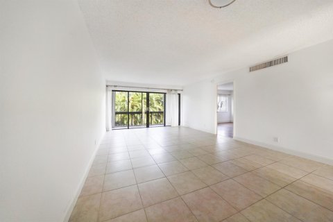 Condo in West Palm Beach, Florida, 2 bedrooms № 2262743 - photo 3