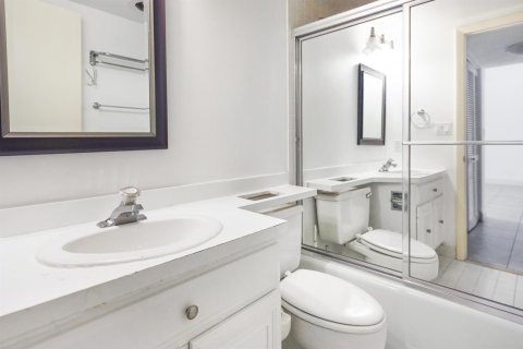 Condo in West Palm Beach, Florida, 2 bedrooms № 2262743 - photo 11