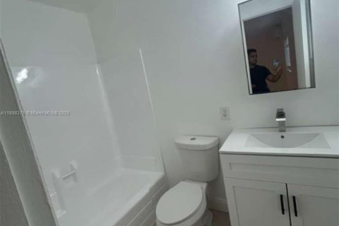 Propiedad comercial en alquiler en Fort Lauderdale, Florida, 206.8 m2 № 1951130 - foto 6