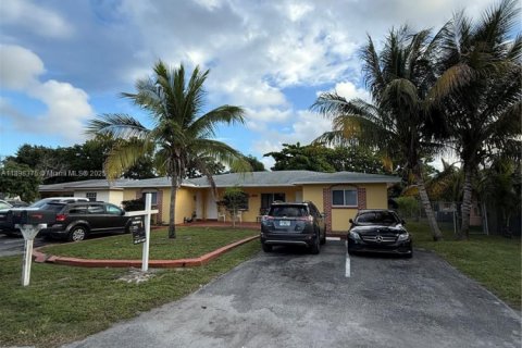 Propiedad comercial en alquiler en Fort Lauderdale, Florida, 206.8 m2 № 1951130 - foto 2