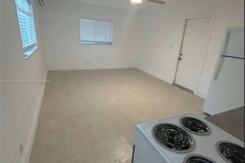 Propiedad comercial en alquiler en Fort Lauderdale, Florida, 206.8 m2 № 1951130 - foto 4