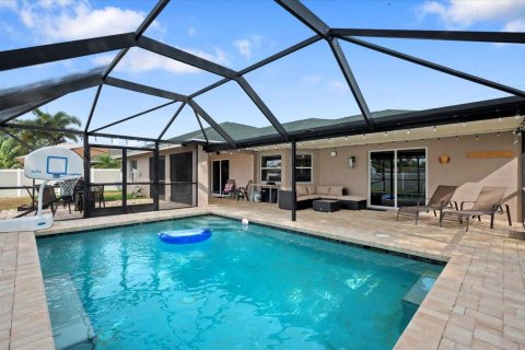 House in Port St. Lucie, Florida 4 bedrooms, 200.48 sq.m. № 2391969 - photo 3