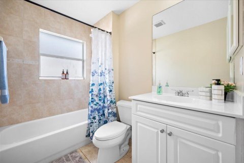House in Port St. Lucie, Florida 4 bedrooms, 200.48 sq.m. № 2391969 - photo 16