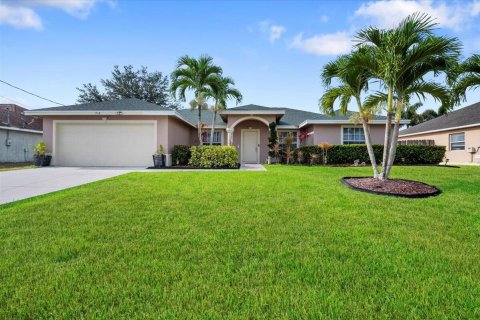 House in Port St. Lucie, Florida 4 bedrooms, 200.48 sq.m. № 2391969
