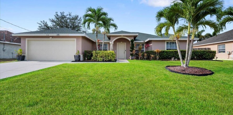 House in Port St. Lucie, Florida 4 bedrooms, 200.48 sq.m. № 2391969