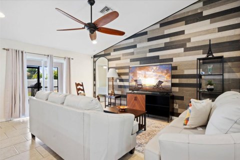 House in Port St. Lucie, Florida 4 bedrooms, 200.48 sq.m. № 2391969 - photo 5