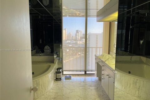 Condo in Aventura, Florida, 2 bedrooms  № 1716110 - photo 30