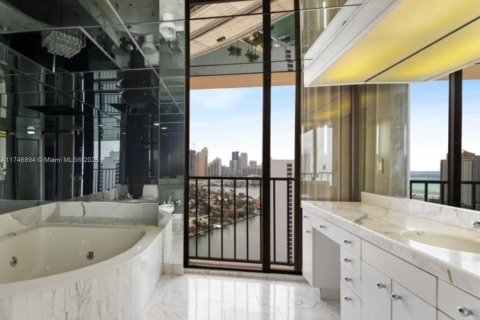 Condo in Aventura, Florida, 2 bedrooms  № 1716110 - photo 16