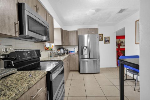 Villa ou maison à vendre à Hialeah, Floride: 4 chambres, 169.64 m2 № 2146445 - photo 25