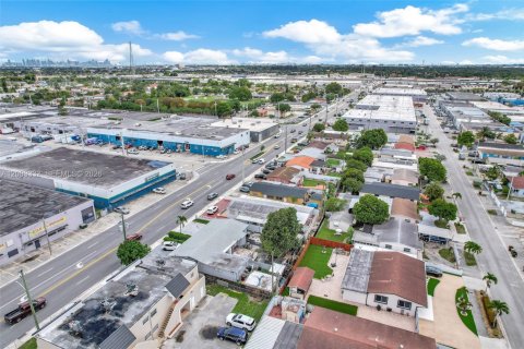 Villa ou maison à vendre à Hialeah, Floride: 4 chambres, 169.64 m2 № 2146445 - photo 12