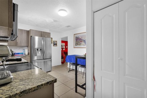 Villa ou maison à vendre à Hialeah, Floride: 4 chambres, 169.64 m2 № 2146445 - photo 26