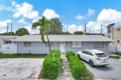 Villa ou maison à Hialeah, Floride 4 chambres, 169.64 m2 № 2146445