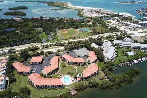 Condo in Tierra Verde, Florida, 2 bedrooms  № 1543760 - photo 1