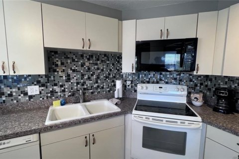 Condo in Tierra Verde, Florida, 2 bedrooms  № 1543760 - photo 11