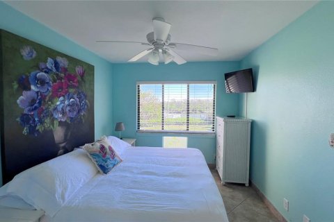 Condo in Tierra Verde, Florida, 2 bedrooms  № 1543760 - photo 18