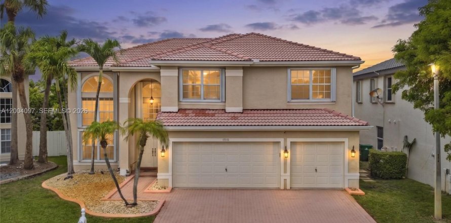 House in Miramar, Florida 5 bedrooms, 313.82 sq.m. № 2068371