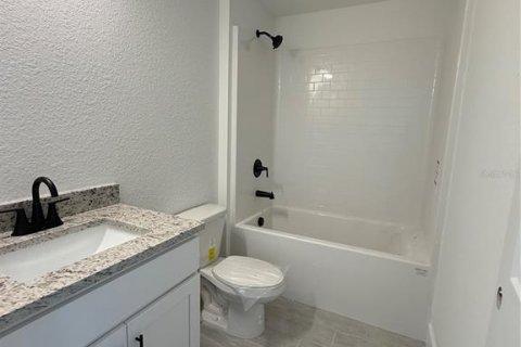 House in Punta Gorda, Florida 5 bedrooms, 249.54 sq.m. № 2197122 - photo 12